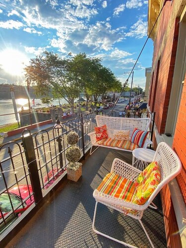 Historic Getaway w/Stunning River Views -3BR Suite