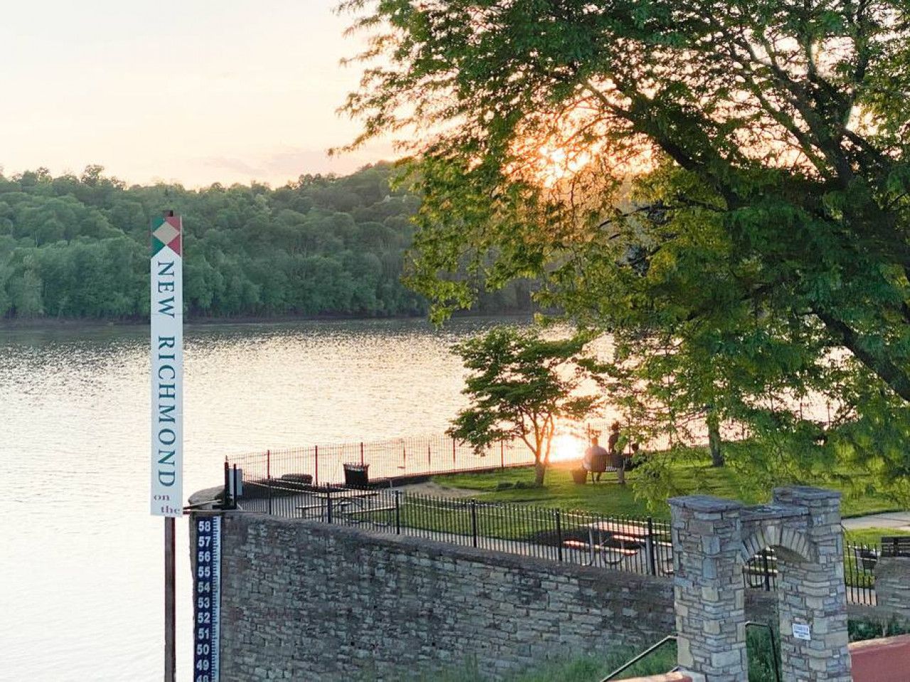 Un mur de pierres sur lequel est apposée une plaque indiquant « NEW RICHMOND, années 50 ».
