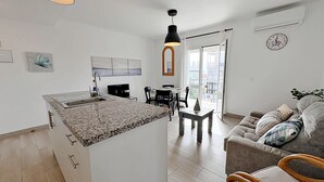 Un apartamento moderno con cocina, comedor y sala de estar.