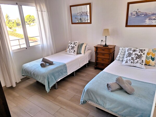 2 slaapkamers, een strijkplank/strijkijzer, gratis wifi, beddengoed