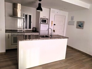 Een koelkast, een magnetron, een oven, een waterkoker