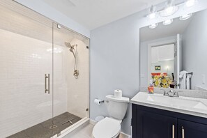 Badewanne, Haartrockner, Handtücher