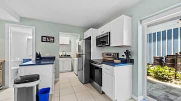 KĂŒhlschrank, Mikrowelle, Ofen, Herdplatte