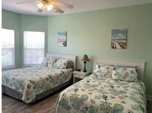 6 Schlafzimmer, Schreibtisch, Bügeleisen/Bügelbrett, Reisekinderbett