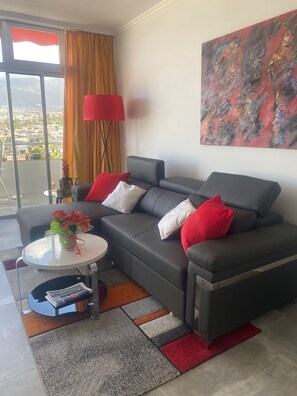 Een televisie en een tafeltennistafel