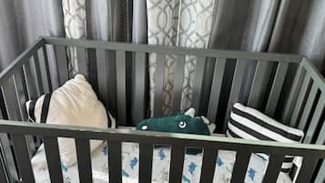 6 quartos, escrivaninha, ferros/tábuas de passar roupa, berço de viagem