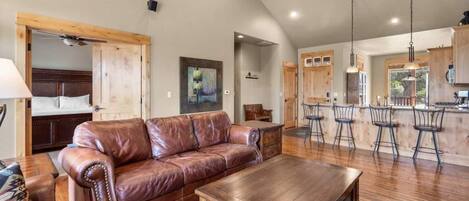 Älytelevisio, takka, työhuone