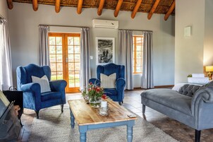 Casa de campo romântica, 1 quarto, piscina particular, vista para a montanha | Sala de estar | TV LCD 40 polegadas com canais via satélite, TV