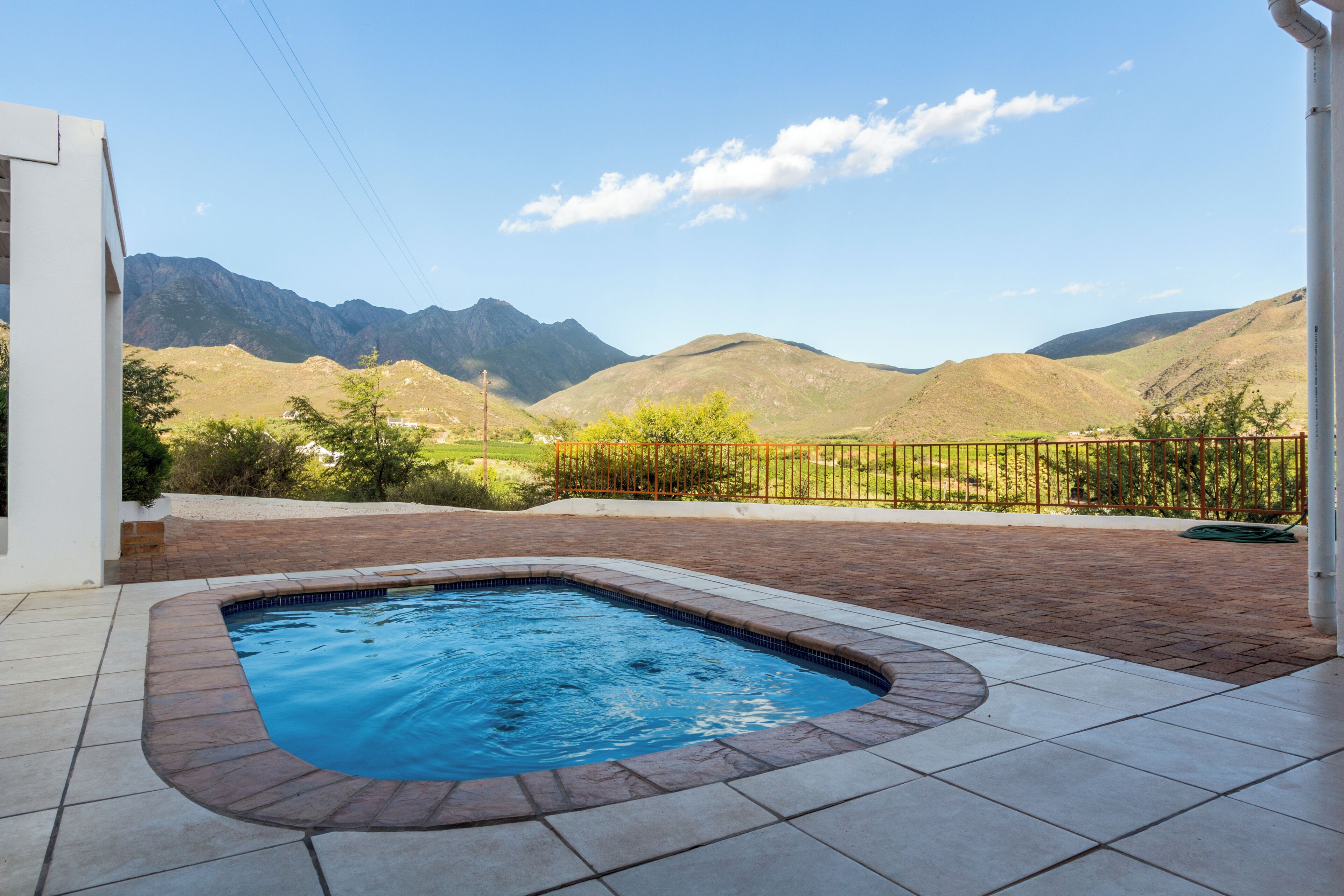 Una piscina con vista a las montañas.