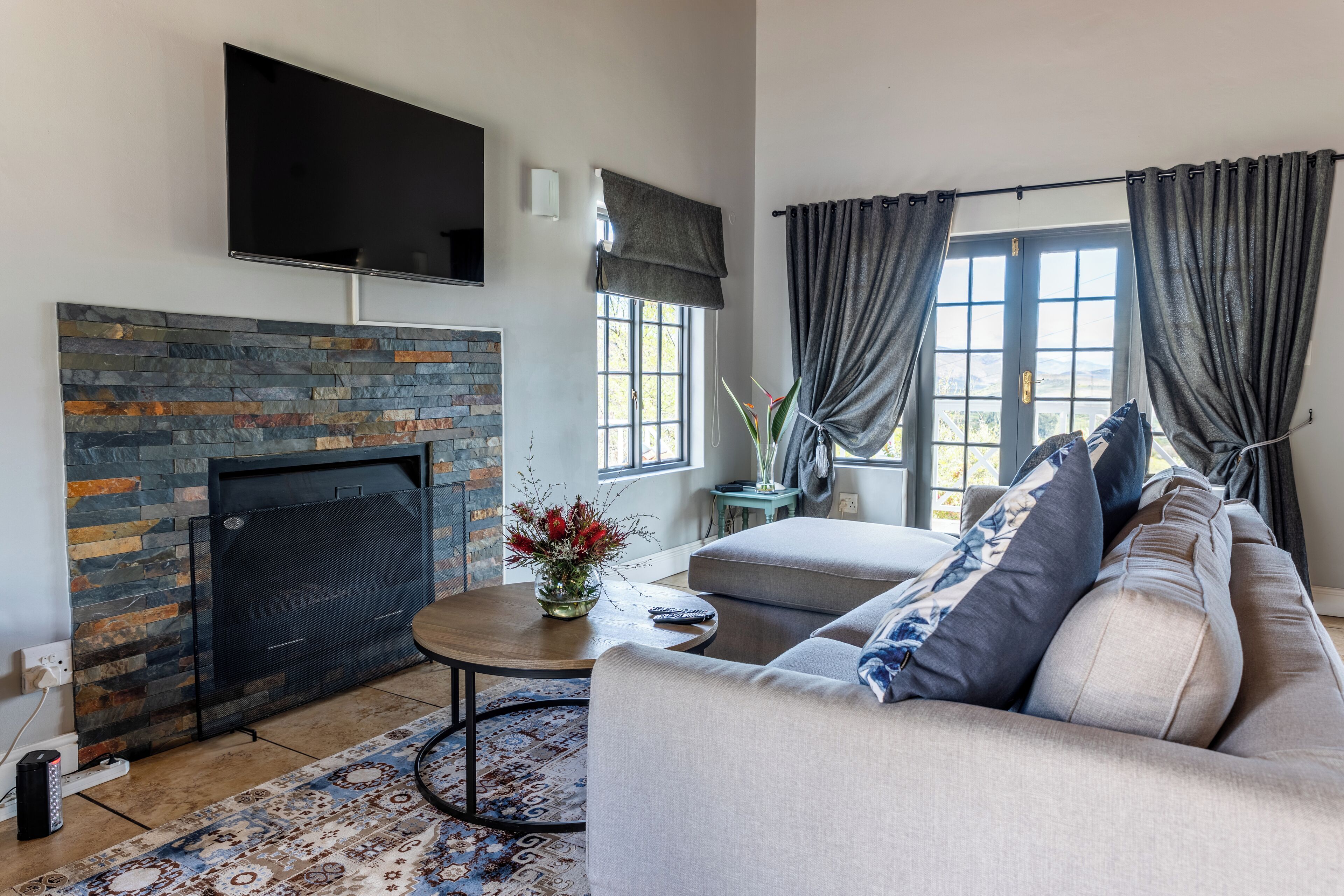 Luxe cottage, 2 slaapkamers, uitzicht op bergen, aan het zwembad | Woonruimte | Een 40-inch lcd-televisie met satellietzenders en televisie