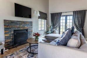 Luxury Cottage, 2 Bedrooms, Mountain View, Poolside | Living area | 40-inch LCD TV with satellite channels, TV - Orange Grove  (Robertson)