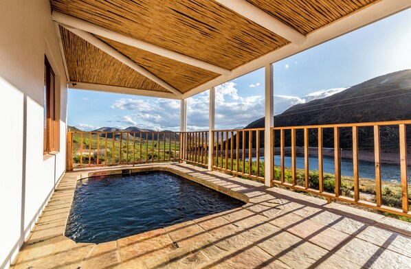 Deluxe Chalet, 2 Bedrooms, Fireplace, Mountain View | Private pool - Orange Grove (Robertson)