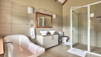 Deluxe-chalet, 2 makuuhuonetta, takka, vuoristonäköala | Kylpyhuone | Ilmaiset hygieniatuotteet, hiustenkuivaaja, kylpytakit, pyyhkeet