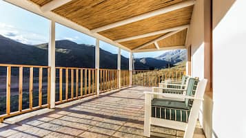 Deluxe Chalet, 2 Bedrooms, Fireplace, Mountain View | Balcony