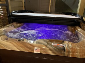 Un jacuzzi con panel de control y etiqueta que dice 'Hecho en EE. UU.'
