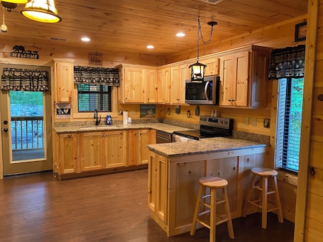 Fridge, microwave, oven, stovetop. Cozy bear enjoy the peaceful quite and wildlife.