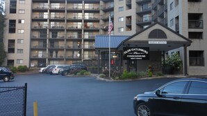 Un immeuble à plusieurs étages doté de balcons et d’une enseigne indiquant « Olde Gatlinburg Place Condominiums ».