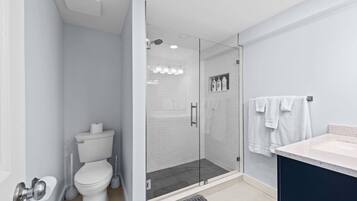 Tina, secadora de cabello, toallas