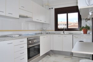 Een koelkast, een magnetron, een oven, een koffiezetapparaat/waterkoker