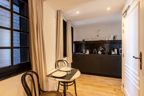 Kühlschrank, Mikrowelle, Wasserkocher mit Kaffee-/Teezubehör, Toaster