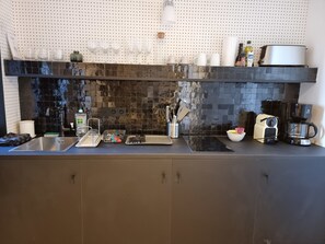 Frigorífico, microondas, cafetera o tetera y tostadora