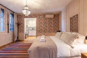 Cortinas opacas, wifi, ropa de cama