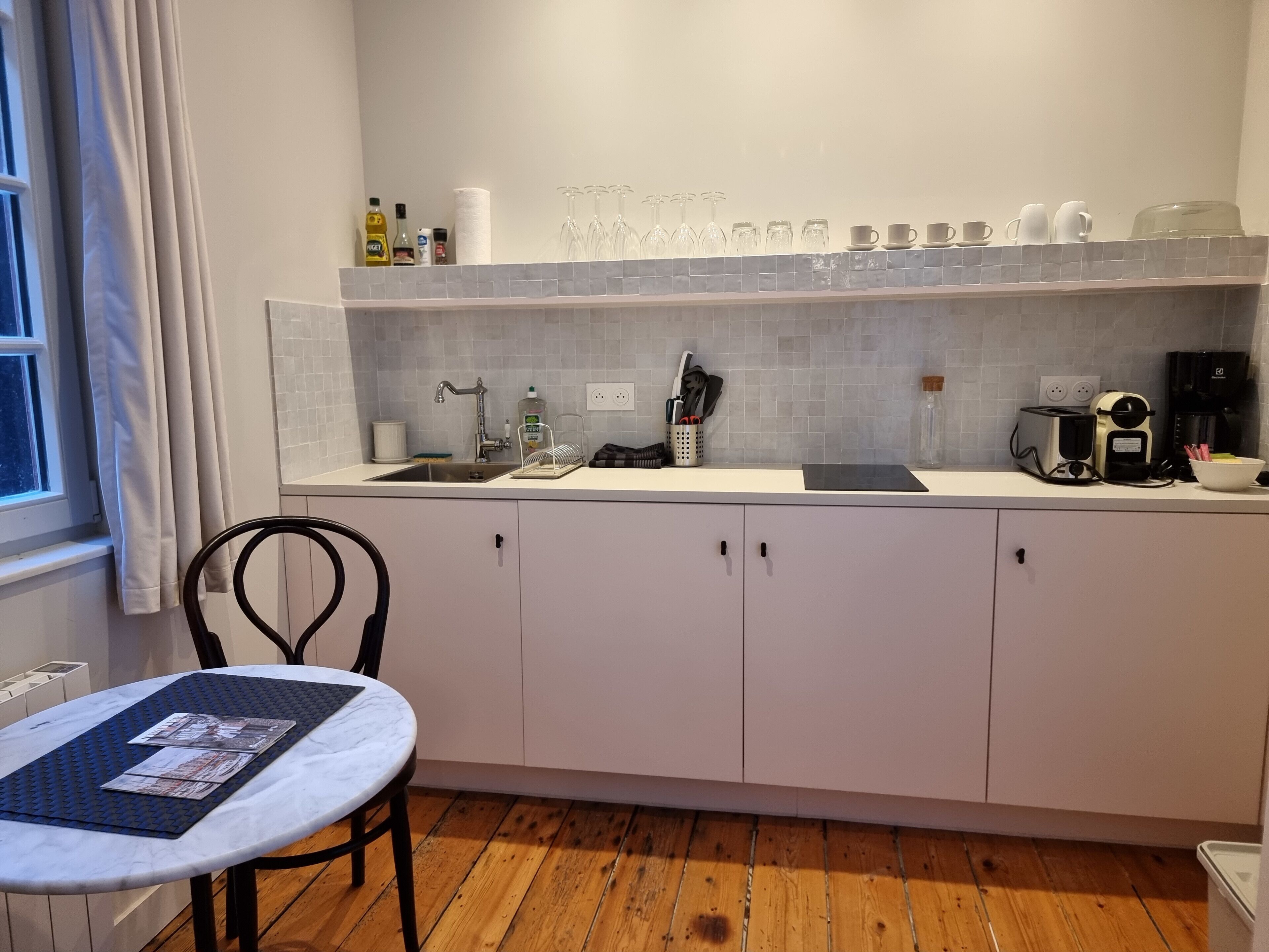 Kühlschrank, Mikrowelle, Wasserkocher mit Kaffee-/Teezubehör, Toaster