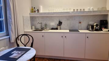 Kühlschrank, Mikrowelle, Wasserkocher mit Kaffee-/Teezubehör, Toaster
