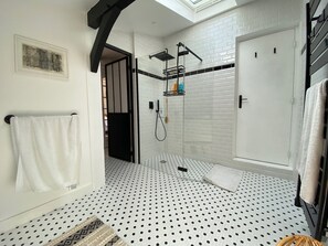 Bathtub, towels - House of 150 m2, on a park of 2 ha, swimming pool, 8km from the beach of Contis (Lit-et-Mixe)