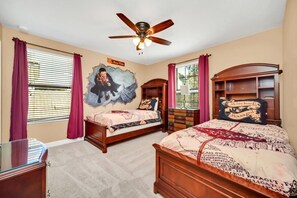 8 habitaciones, tabla de planchar con plancha, wifi y ropa de cama 