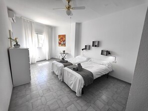 3 slaapkamers, een strijkplank/strijkijzer, gratis wifi, beddengoed