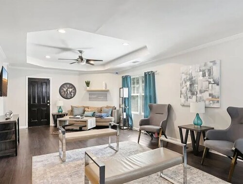 Cozy Modern Getaway near Midtown