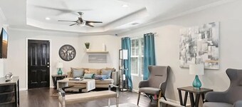 Cozy Modern Getaway near Midtown