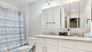 Bañera de hidromasaje, secador de pelo, toallas, jabón