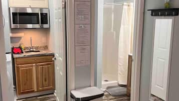 Réfrigérateur, micro-ondes, cafetiÚre/bouilloire, grille-pain