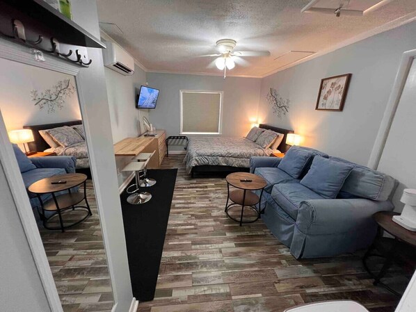 1 bedroom, desk, iron/ironing board, WiFi