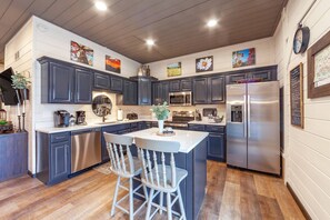 Fridge, microwave, oven, stovetop - Romantic Mtn View Cabin w/Hot Tub-Fire Pit-Pets OK (Sevierville)