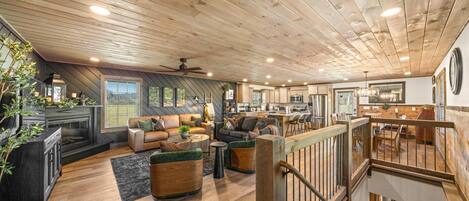 تلفزيون ذكي، مدفأة، ألعاب فيديو، كرة قدم الطاولة