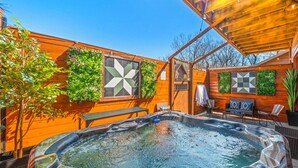 Un espace dédié à un bain à remous, avec des murs en bois, un plafond en bois et un banc.