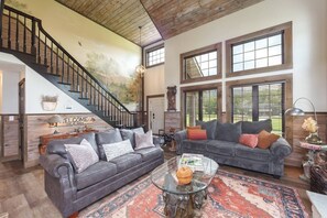 Smart TV, fireplace, video games - Family Retreat - Pool, Game Room, Theatre, Bowling (Sevierville)