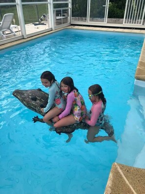 Alberca techada y alberca al aire libre por temporada