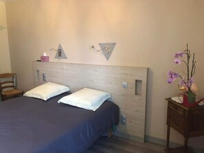 Insonorización y tabla de planchar con plancha