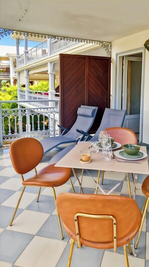 Outdoor dining - Very nice studio Damoiselle in a luxury residence with pool and tennis court (Saint-François)