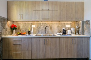 Réfrigérateur, four, cafetière/bouilloire, bouilloire électrique