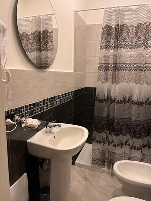 Habitación cuádruple básica | Baño