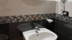 Basic Quadruple Room | Bathroom - Hotel Poerio (Naples)