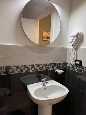 Basic Quadruple Room | Bathroom - Hotel Poerio (Naples)