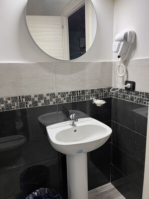 Kamar Double atau Twin Basic | Kamar mandi