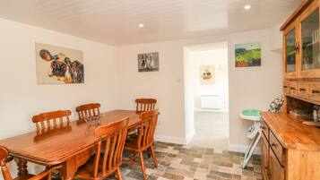 Casa de campo | Cocina privada | Lavavajillas, tetera eléctrica, tostadora y utensilios de cocina