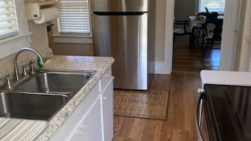 冷蔵庫、電子レンジ、コンロ、コーヒー / ティーメーカー